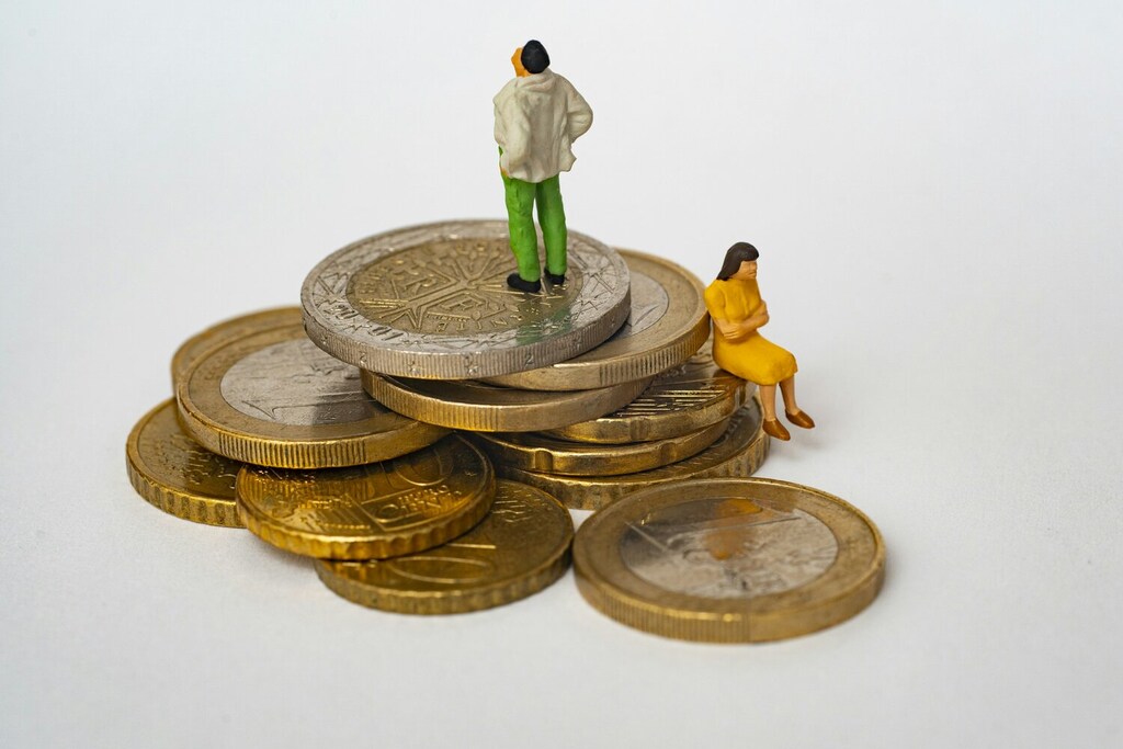 two small figurines on coins symbolizing financial counseling sessions